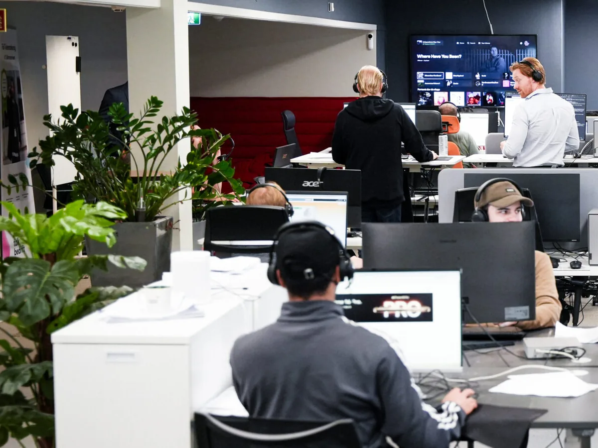 Rådgivere hos Salgskompetanse i arbeid i det åpne kontorlandskapet i Oslo
