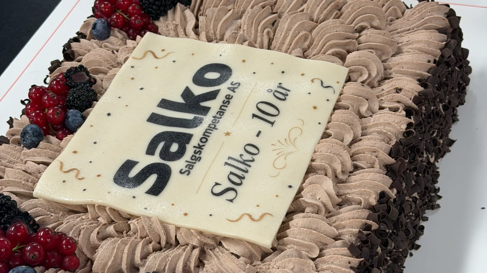 Jubileumskaken med teksten «Salko – 10 år» på kontoret til Salgskompetanse