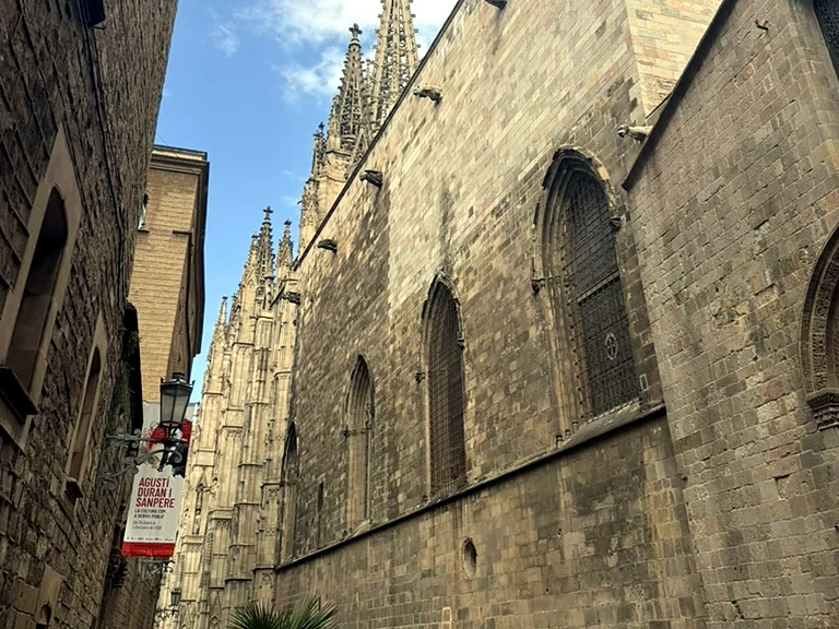 Katedralen i Barcelona sett fra gamlebyen