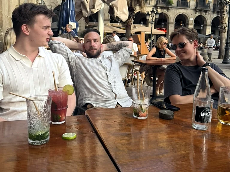 Jens Eirik Hansen, Andre Rydningen og Kristian Røhnebæk fra Salgskompetanse på uteservering på Plaça Reial i Barcelona