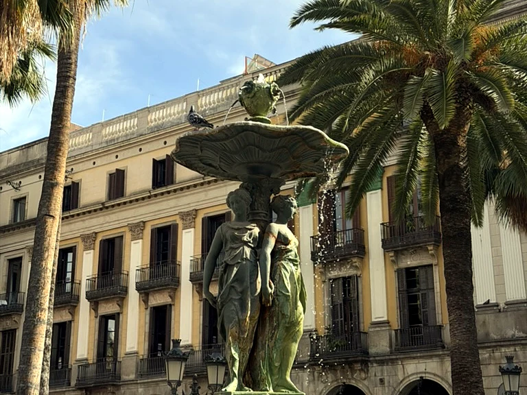 Fontenen og palmene på Plaça Reial