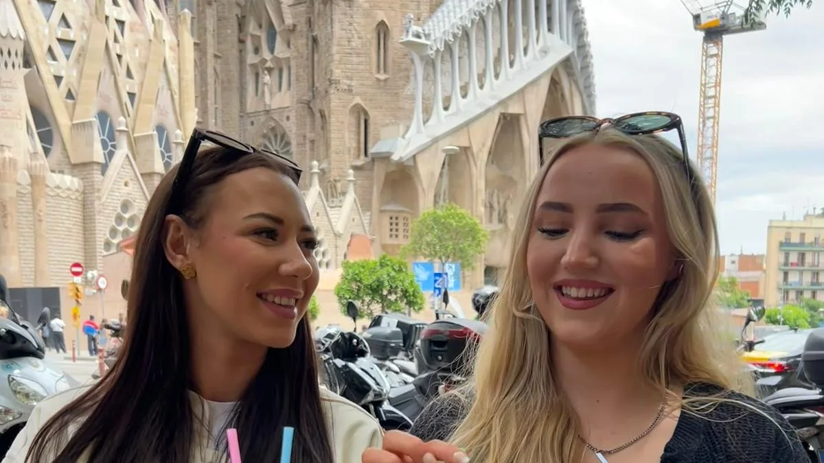 Iris og Maria fra Salgskompetanse foran Sagrada Família i Barcelona
