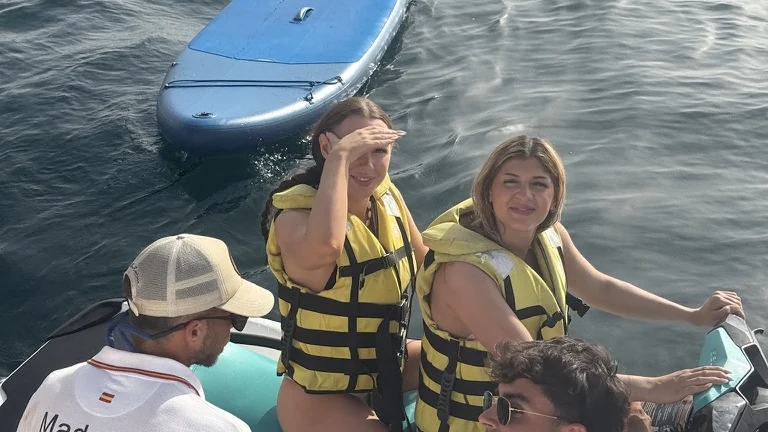 Kolleger fra Salgskompetanse i redningsvest på båten før padlebrett utenfor Marbella