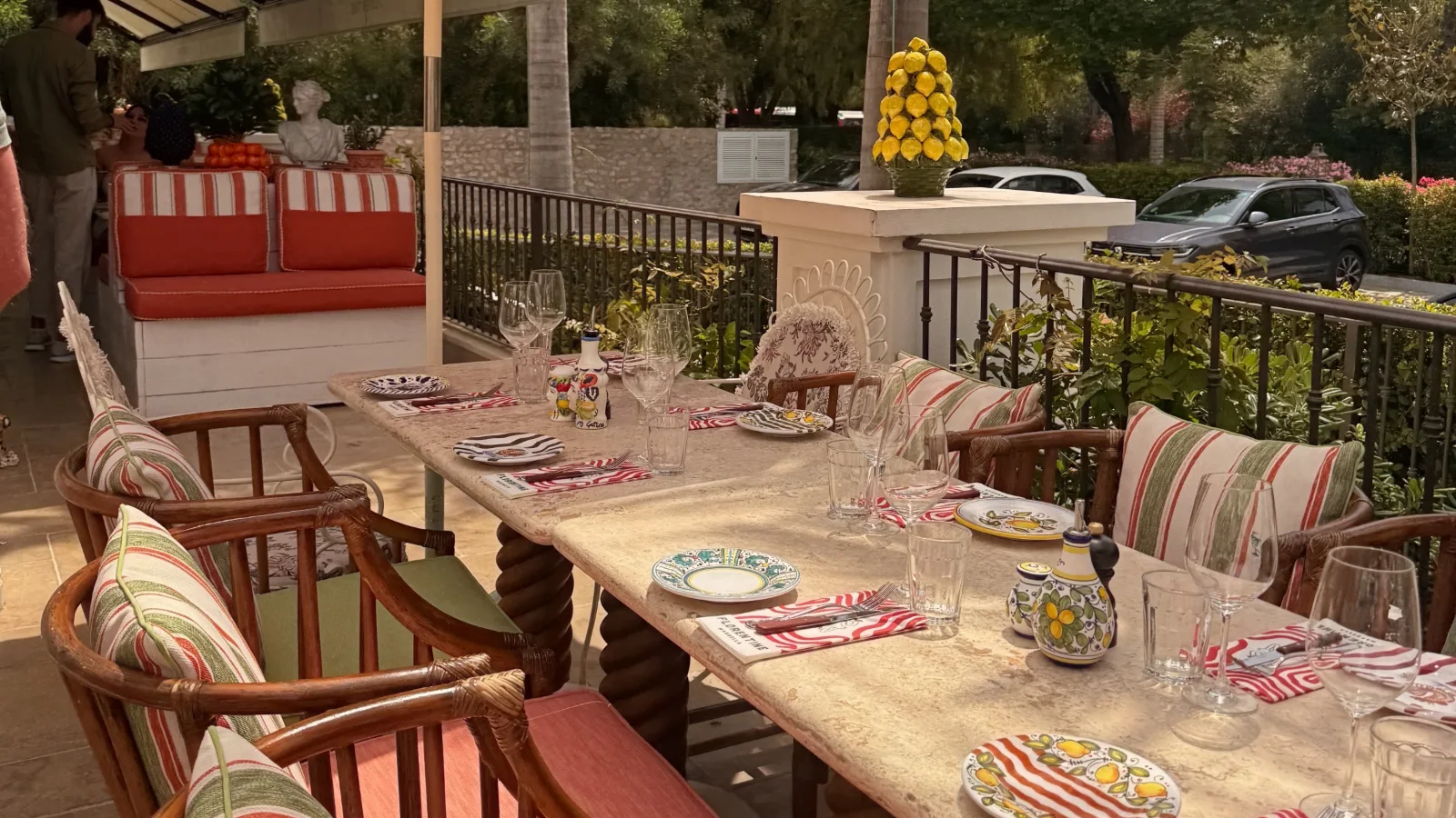 Dekket bord på uterestaurant i Marbella under firmaturen i 2025