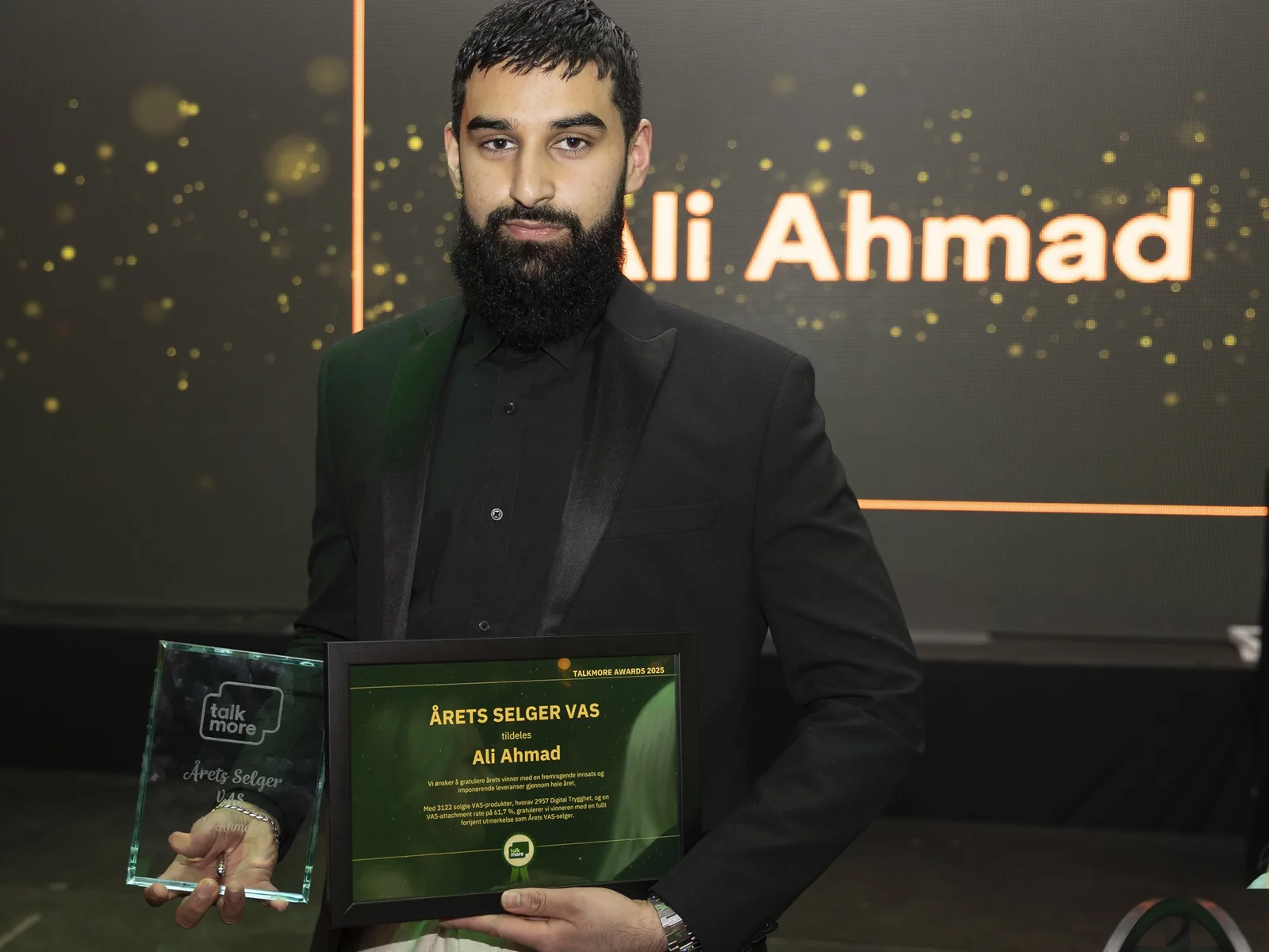 Ali Ahmad fra Salgskompetanse med diplom og pokal som årets VAS-selger under Talkmore Awards 2025